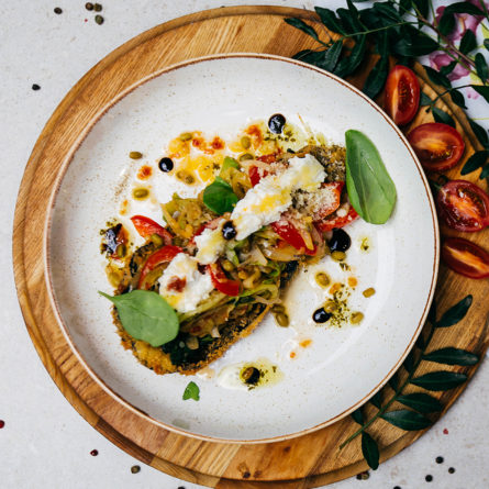 Хрусткий баклажан запечений з овочами, шпинатом, машем та рікотою